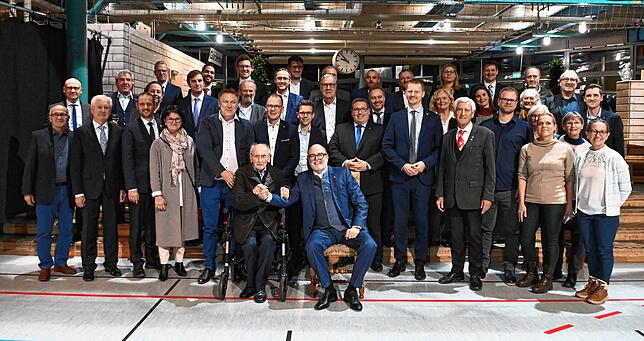 Gruppenfoto mit politischen Freunden und Wegbegleitern. Ganz vorne in der Mitte die beiden Stockacher Altbürgermeister und Ehrenbürger ...