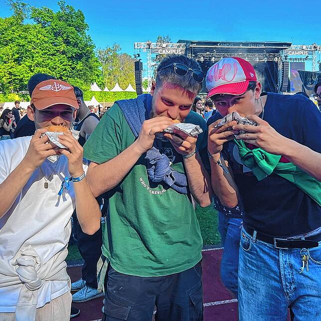 Marc (22), Noah (22) und Simon (21) sind aus der Schweiz zum Konstanzer Campus-Festival angereist. Sie lassen sich im Bodensee-Stadion ...