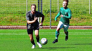 Gesetzt im Mittelfeld: Janne Hass (vorn, mit Aaron Reiss vom FC Zell) ist zuversichtlich, dass sich die junge Elf des FC Hochrhein in ...