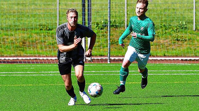 Gesetzt im Mittelfeld: Janne Hass (vorn, mit Aaron Reiss vom FC Zell) ist zuversichtlich, dass sich die junge Elf des FC Hochrhein in ...