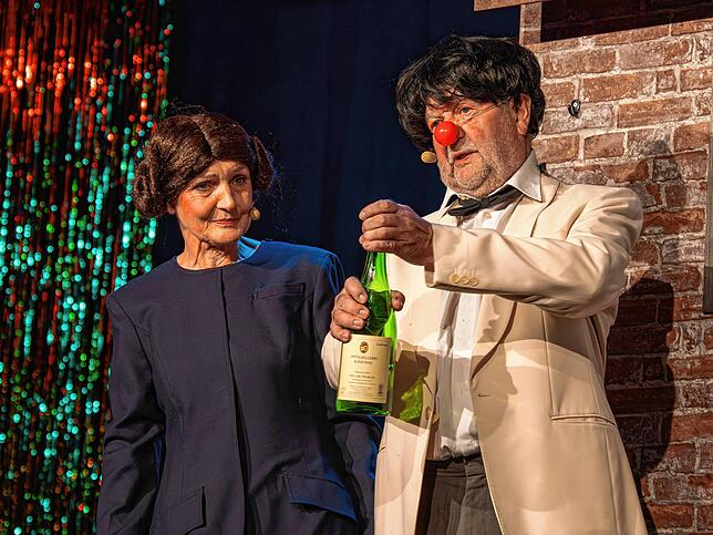 Mit Bürgertröpfle: Moneypenny (Claudia Zähringer) und James Bond (Norbert Heizmann) in ihrer großartigen Revue zum 25. Bühnenjubiläum.