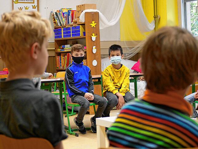 Masken sind freiwillig: Osman (links) und Felix (rechts) haben sich dennoch entschieden, sie auch im Unterricht zu tragen.