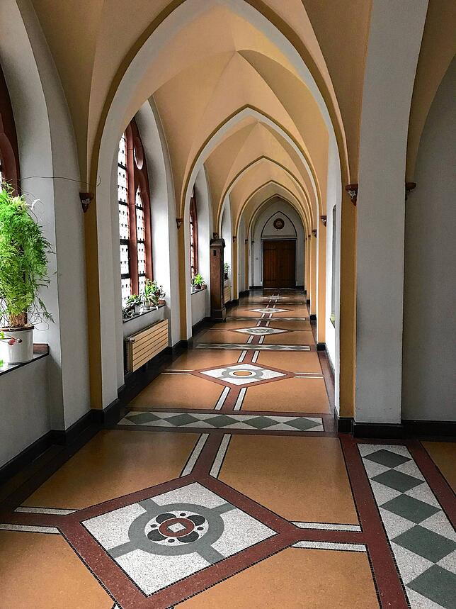Blick in den Kreuzgang des Klosters in Köln-Raderberg.