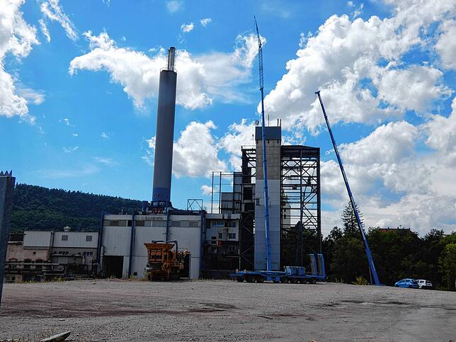 Bald schon wird auch der Rest des Kesselhaus esder ehemaligen Papierfabrik verschwunden sein und auch der 72 Meter hohe Kamin, lange so ...