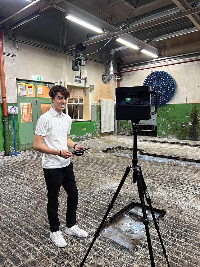 Patrick Herzog präsentiert die Kamera, das wichtigste Arbeitsgerät für die Digitalisierung.