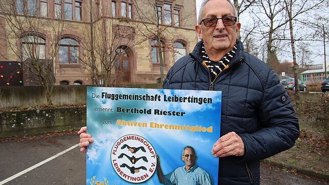 Oben: Seit 1965 ist Berthold Riester Mitglied in der Fluggemeinschaft Leibertingen-Meßkirch. 1961 war er Augenzeuge des ersten Starts ...
