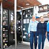 Heidi (links) und Stefan Knoblauch freuen sich gemeinsam mit ihrer Tochter Tanja über den 24 Stunden zugängigen Frische-Automaten.