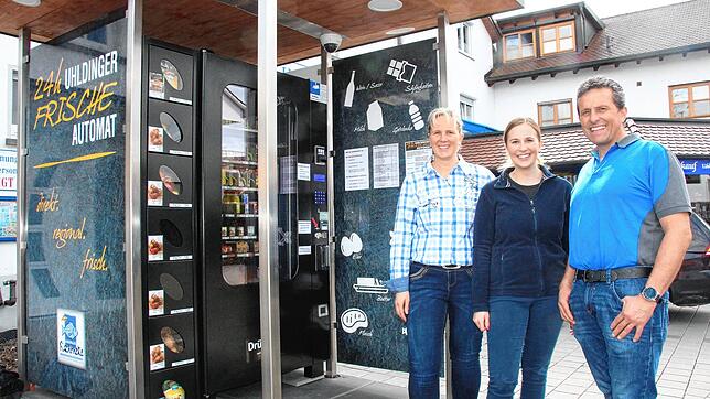 Heidi (links) und Stefan Knoblauch freuen sich gemeinsam mit ihrer Tochter Tanja über den 24 Stunden zugängigen Frische-Automaten.