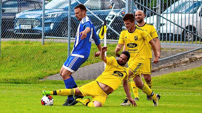 Nicht zu stoppen: Sebastian Dresel (links) gewann mit Spitzenreiter SV Karsau auch die Partie beim Nachbarn SV Schwörstadt mit 2:0 und ...