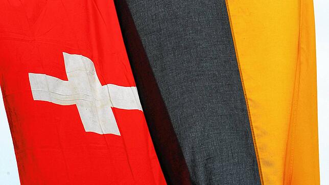 Die Fahnen von Baden-Württemberg und der Schweiz (links) nebeneinander. Wegen des geplanten Tiefenlagers fordern deutsche Kommunen Geld ...