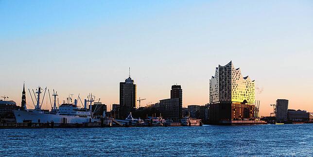 (Archivbild) Auf diesen beeindruckenden Blick auf die Hamburger Elbphilharmonie können sich Reisende freuen, die in den kommenden ...