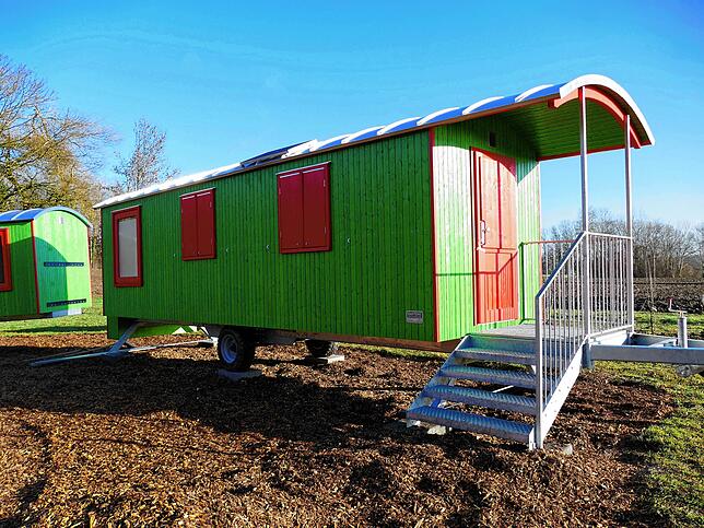 Zwei Bauwägen für den neuen Waldkindergarten. Sie stehen beim alten Sportplatz am Oberholz für zwei Gruppen mit je 20 Kinder bereit.