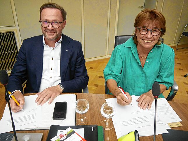 Per Unterschrift besiegelt: Franz Hirschle und Angelika Berner-Assfalg (Beide CDU) bei der Unterschrift der Verpflichtungserklärung.