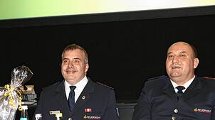 Sie führen die Löffinger Feuerwehr in den kommenden fünf Jahren wieder an: Gesamtkommandant Bernd Schwörer (links) und sein ...