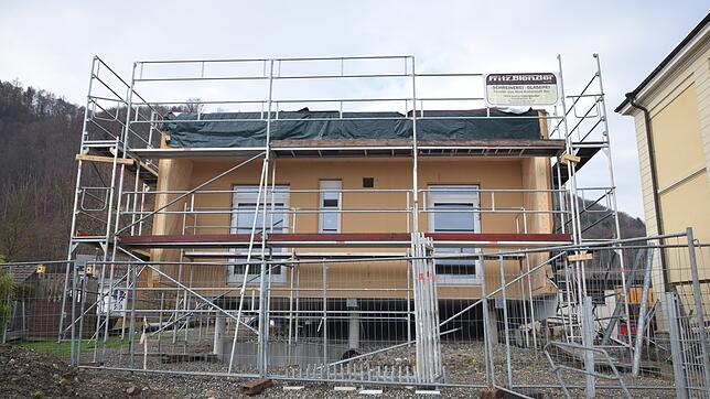 Der Gemeinderat hat über die zur Straße gerichtete Fassade des Kindergarten-Anbaus beraten. Diese soll durchgängig sein und einen ...