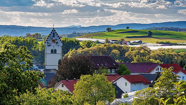 Die Weinbaugemeinde Bermatingen aus einer besonders malerischen Perspektive. Verträumt liegt der Ort eingebettet in den Hügeln.