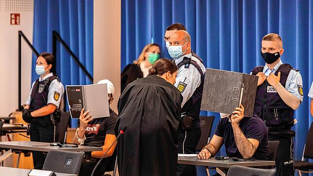 Mundschutz im Gerichtssaal, wie hier beim Gruppenvergewaltigungsprozess in Freiburg, ist umstritten.