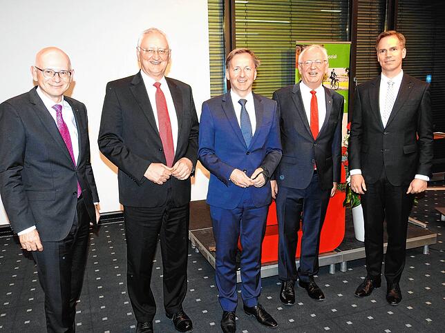 Herrenriege: Der künftige Vorstandsvorsitzende der Sparkasse Hochrhein Wolf Morlock (v.l.), Sparkassenverbandspräsident Peter Schneider, ...