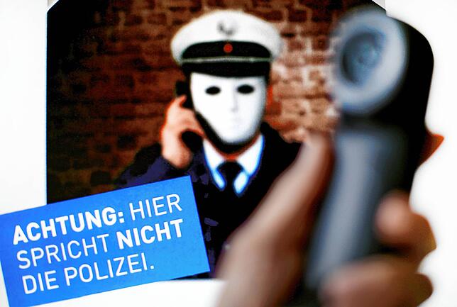 Ein Plakat der Polizei in Nordrhein-Westfalen zeigt Werbung gegen sogenannte falsche Polizisten.