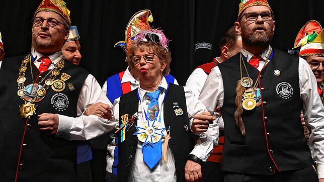 Ruth Müller genießt den Moment. Die Villingerin wurde mit dem bedeutsamen Narrenbecher geehrt. Der Verein, hier mit General Dominik ...