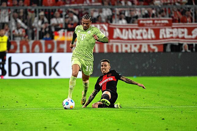 Münchens Leroy Sané (l) und Leverkusens Alejandro Grimaldo in Aktion.