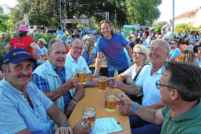Mit Freunden und Bekannten kann man beim Hafenfest anstoßen.