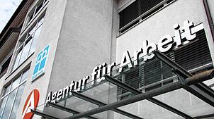 Die Arbeitslosigkeit im Agenturbezirk Lörrach ist im Juli leicht angestiegen. Das Symbolbild zeigt den Eingangsbereich der ...