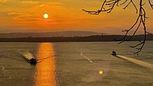 Sonnenuntergang zwischen Meersburg und Konstanz: Die Fähren begegnen sich.