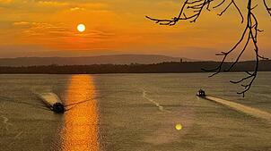 Sonnenuntergang zwischen Meersburg und Konstanz: Die Fähren begegnen sich.
