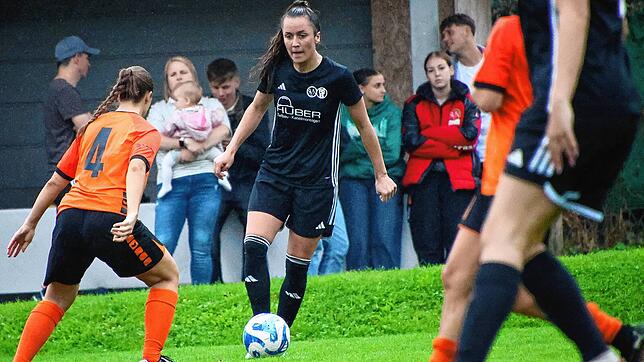 Doppelschlag: Karlien Tits brachte den SC Niederhof/Binzgen im Spiel gegen den Aufsteiger FC Hauingen früh mit 2:0 in Führung. Am Ende ...