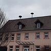 Die beiden motorbetriebenen Sirenen auf der Volksschule in Allmendshofen.