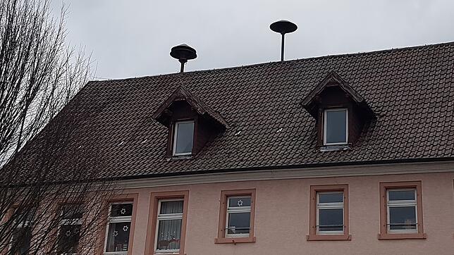 Die beiden motorbetriebenen Sirenen auf der Volksschule in Allmendshofen.