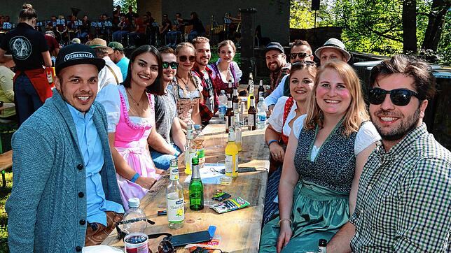 Zur Feier eines Geburtstages ist diese Gruppe aus mehreren Umlandgemeinden zum Unterkirnacher Dorffest auf die Freilichtbühne am ...