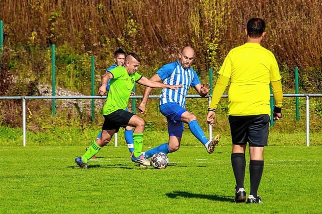 Bild 32: SV Karsau verteidigt die Tabellenspitze durch einen 4:2-Erfolg gegen Verfolger Spvgg. Wehr
