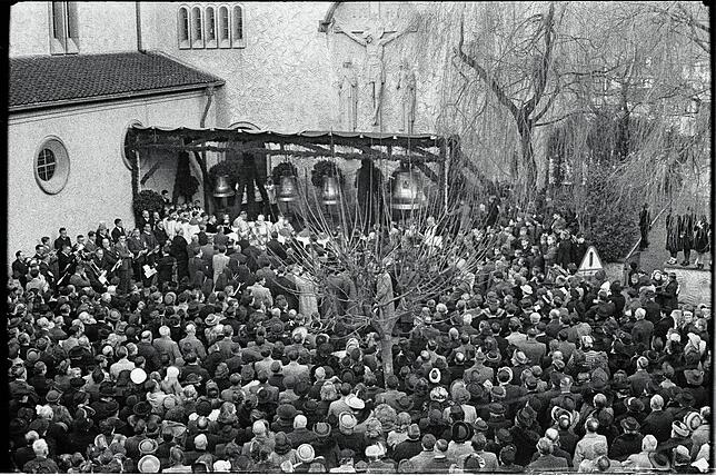 Dicht an dicht umdrängten die Gläubigen 1950 die vier neuen Glocken bei der Weihe und als sie anschließend zur Glockenstube des ...