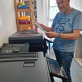 Frühschicht, bevor die Lehrer kommen: Karl-Josef Birbaum druckt Dokumente im Geräteraum der Schule aus.
