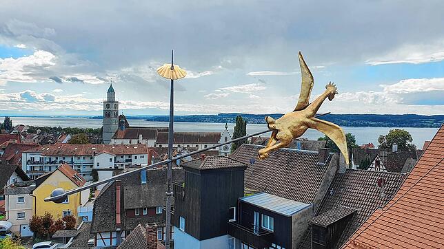 Über Überlingen schwebt seit Kurzem eine neue Wetterfahne: Auf Sankt Jodok installierte Kunstschmied Peter Klink vergangene Woche die ...