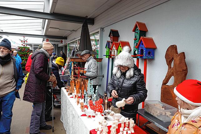 Bild 4: Groß und Klein trotzen beim Weihnachtsmarkt Rickenbach dem Schmuddelwetter