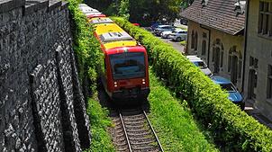 Die Regionalbahn 31 auf ihrem Weg entlang der Bodensee-Strecke kommt am ehemaligen Überlinger Ostbahnhof vorbei.