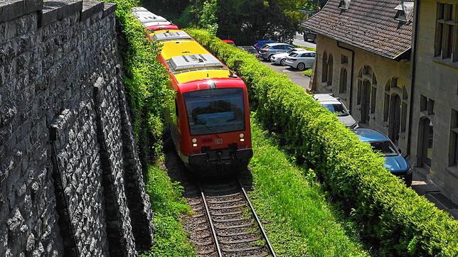 Die Regionalbahn 31 auf ihrem Weg entlang der Bodensee-Strecke kommt am ehemaligen Überlinger Ostbahnhof vorbei.