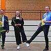 Bürgermeister Maik Lehn (rechts) und Rektor Klaus Flockerzie gratulieren Pia Nitt zu ihrer Belobigung.