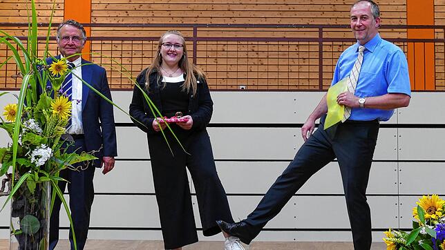 Bürgermeister Maik Lehn (rechts) und Rektor Klaus Flockerzie gratulieren Pia Nitt zu ihrer Belobigung.