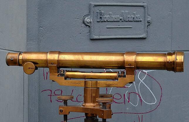 Das metrische System wurde im Großherzogtum Baden 1872 eingeführt. Dieses Nivellierinstrument wurde im selben Jahr hergestellt. Mit ihm ...