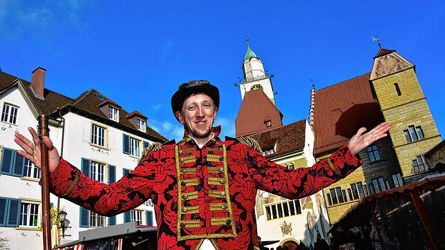 Vorhang auf für 2023: Jonathan Skawski, Theaterpädagoge und Schauspieler, organisiert im Mai und Juni Zeitreisen durch die ...