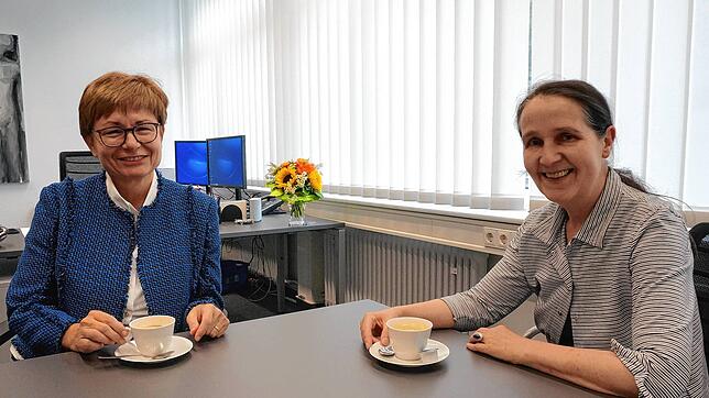 Mechthild Rövekamp-Zurhove (links) spricht mit unserer Mitarbeiterin Ursula Freudig über ihre Zeit als Schulleiterin am ...