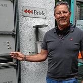 Wahlleiter Andreas Thöni vor dem Briefkasten am Verwaltungsgebäude in der Unteren Laube 24 (Bürgerbüro). Auch hier können Sie noch bis ...