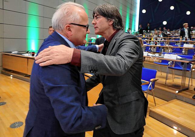 Zwei Freiburger im Zentrum des DFB: Bundestrainer Löw gratuliert dem neu gewählten DFB-Präsidenten Fritz Keller beim 43. ordentlichen ...