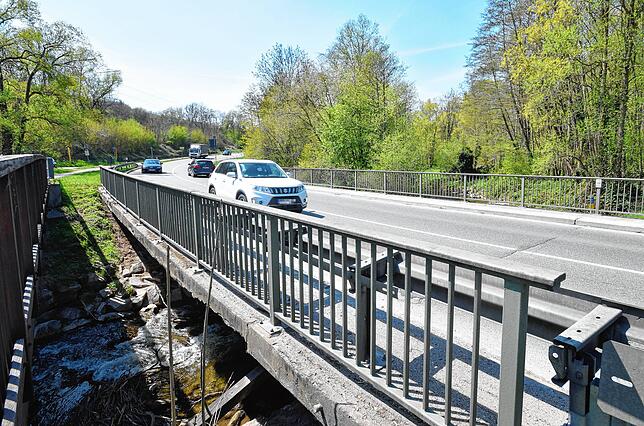 Die alte Brücke, bei der es einen Zwischenraum zum Radweg (links) gab.