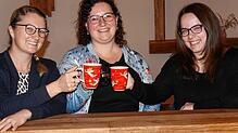 Die Organisatorinnen des Duchtlinger Adventsfensters Daniela Hägele, Stefanie Kessinger und Tanja Rietschle (v.l.) freuen sich, dass ...