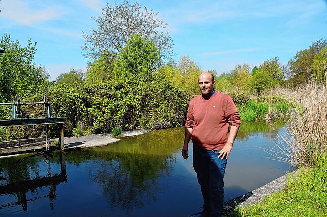 Der Espasinger Ortsvorsteher Andreas Bernhard freut sich darüber, dass es den derzeit verlandeten Eisweiher, der hinter der hier ...